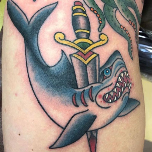 tatuaje tiburon y daga