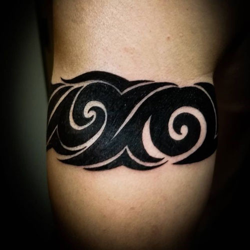 tatuaje tribal en brazo