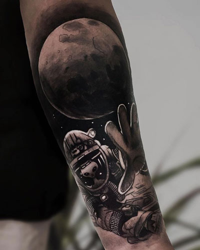 tatuaje astronauta y alien