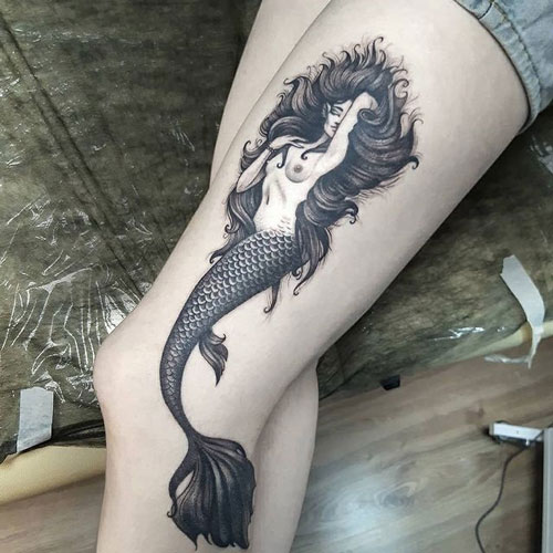tatuaje en negro de sirena