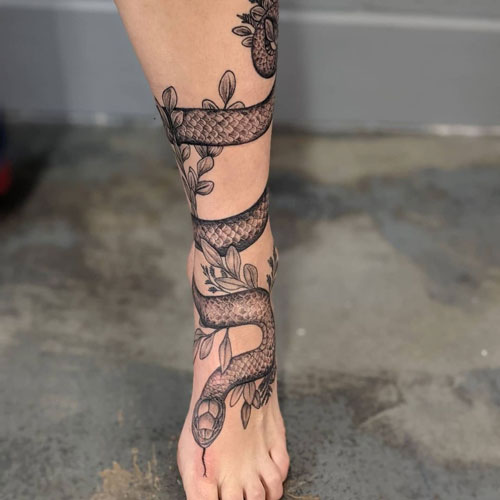 tattoo de serpiente en el pie