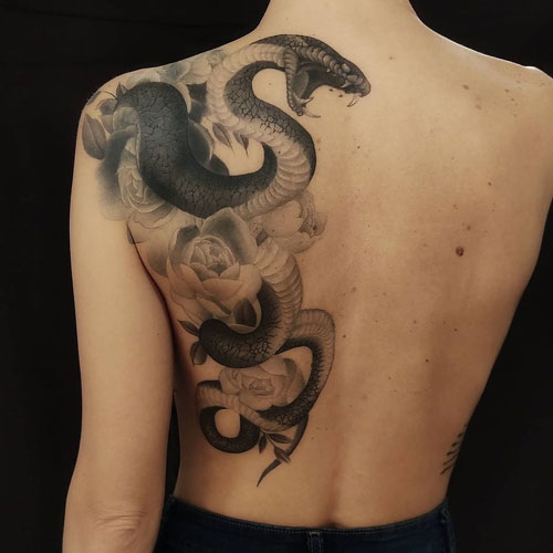 tatuaje de serpiente y Rosas