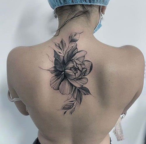 tatuaje flor en espalda
