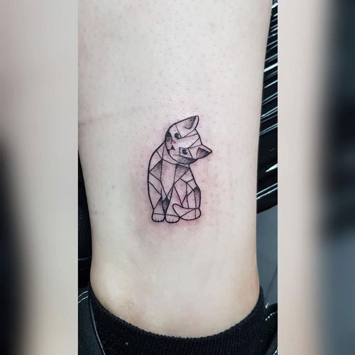 tatuaje geométrico de un gato
