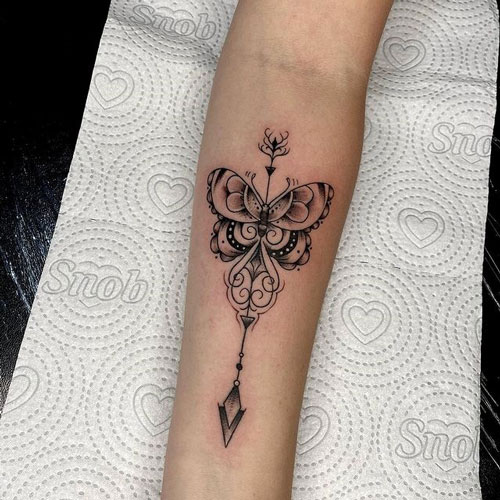 tatuaje de mariposa lineas en el brazo
