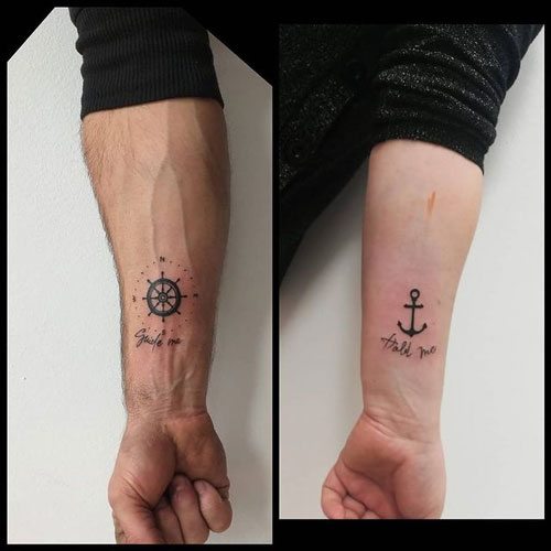 tatuaje de parejas timón y ancla