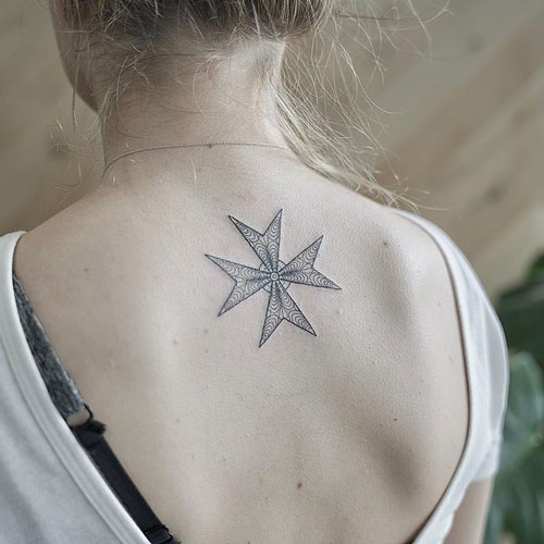 tatuaje cruz de malta