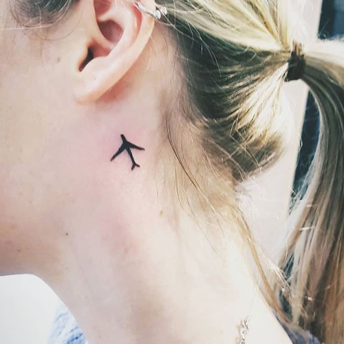 Tatuaje de avión en cuello