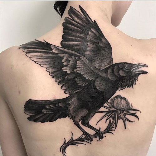 Tatuaje de cuervo para espalda mujer