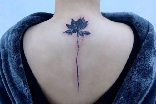 flor de loto tatuada en espalda