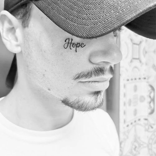 letras tatuadas en la cara