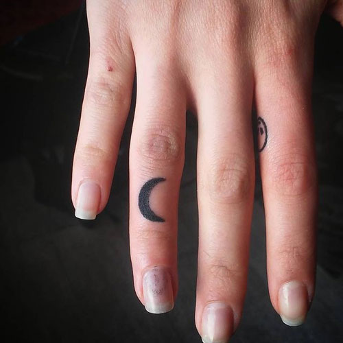 tatto de luna en dedo