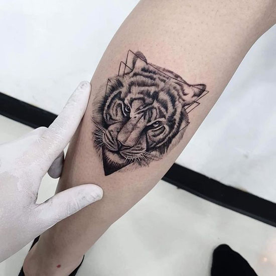 tattoo en pantorrilla tigre