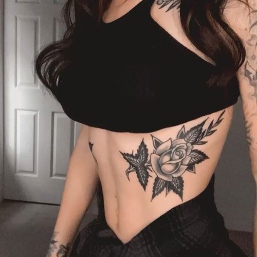 tatuaje de flor en costilla