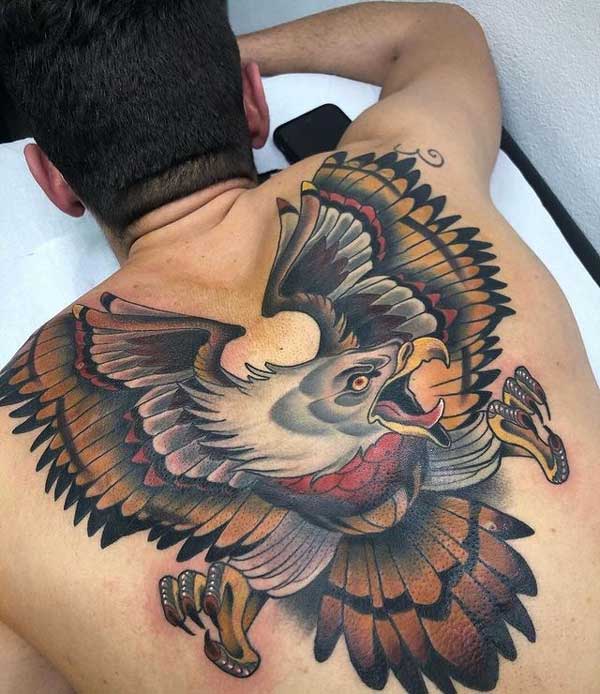 tatuaje a color de águila