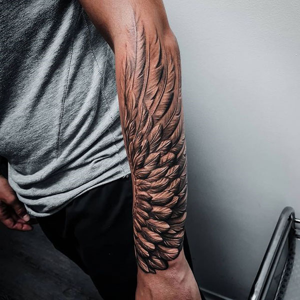 tatuaje alas en el brazo