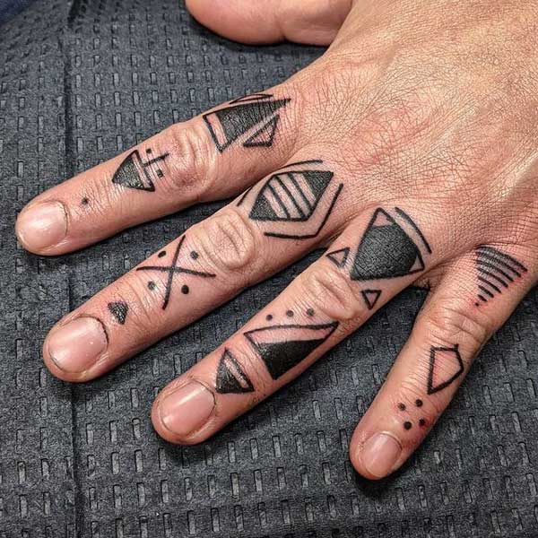 tatuaje black en dedos