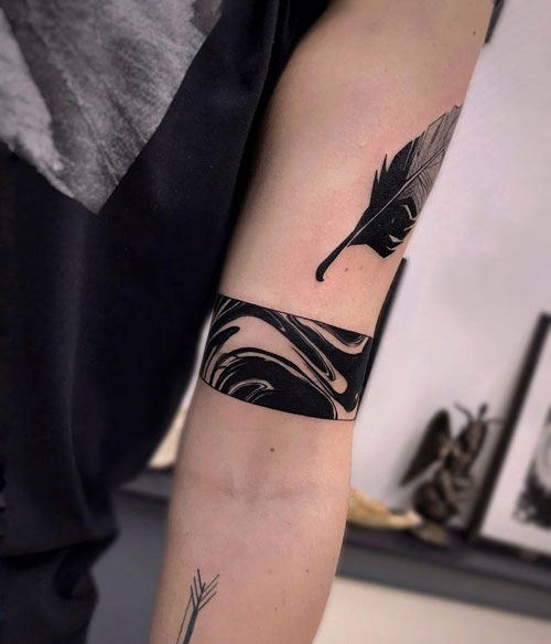 tatuaje brazalete abstracto