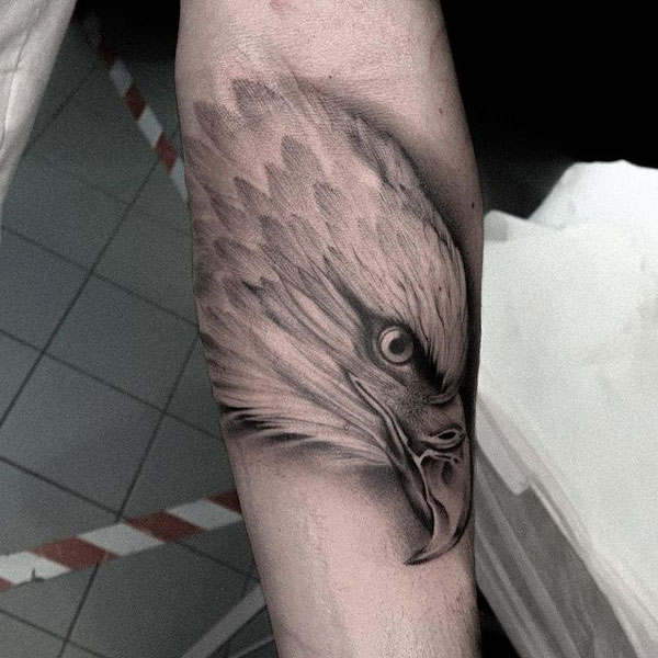 tatuaje de águila en pie
