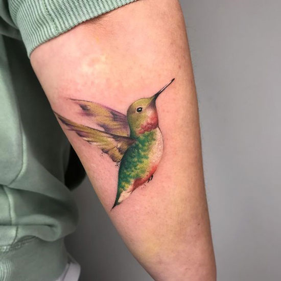 tatuaje de colibri a color