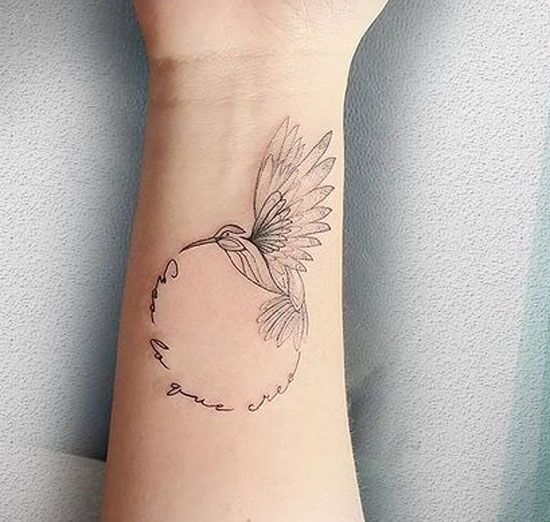 tatuaje colibrí en muñeca
