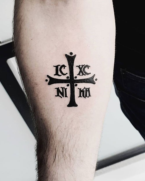 tatuaje cruz griega en negro