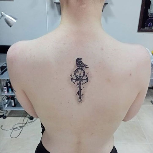 tatuaje cuervo y cruz