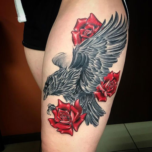 tatuaje cuervo y rosas