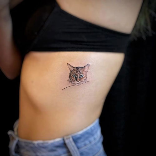 tatuaje de gato en costilla