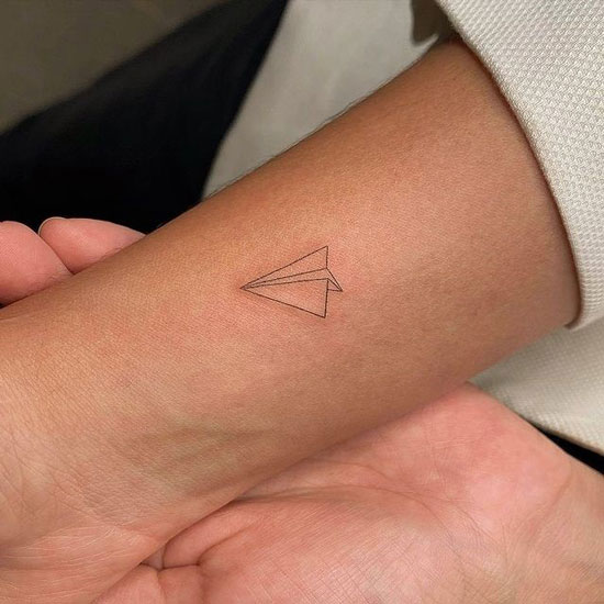 tatuaje de avión de papel