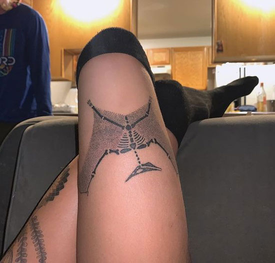 tatuaje en la pierna dinosaurio