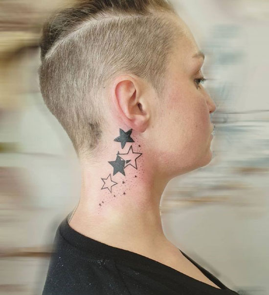 tatuaje de estrellas en el cuello