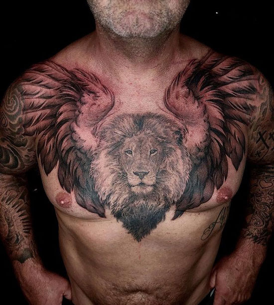 tatuaje de león en pecho