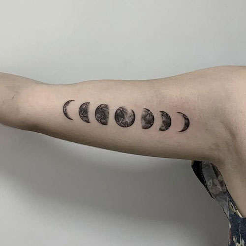 tatuaje de lunas en el brazo