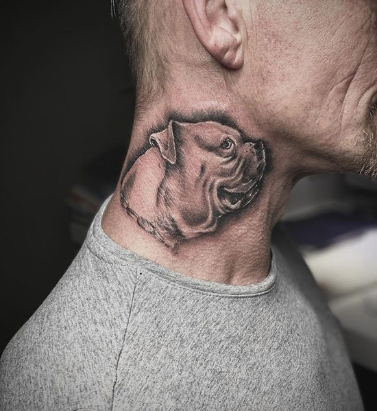 tatuaje de perro en el cuello
