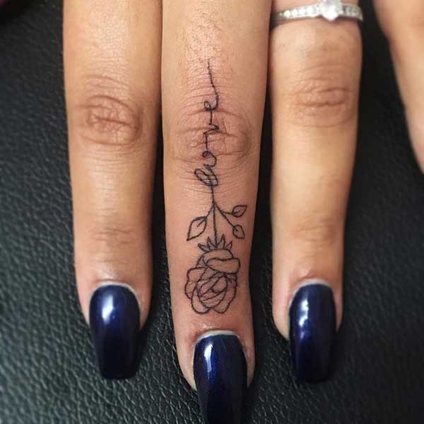 tatuaje de rosa en dedo