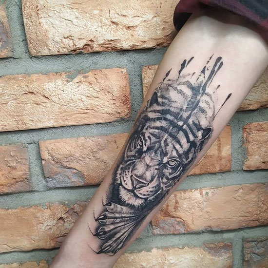 tatuaje negro y gris de tigre