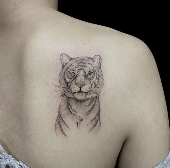 tatuaje de tigre en la espalda