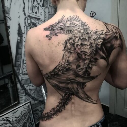 Tatuaje de dragón en espalda