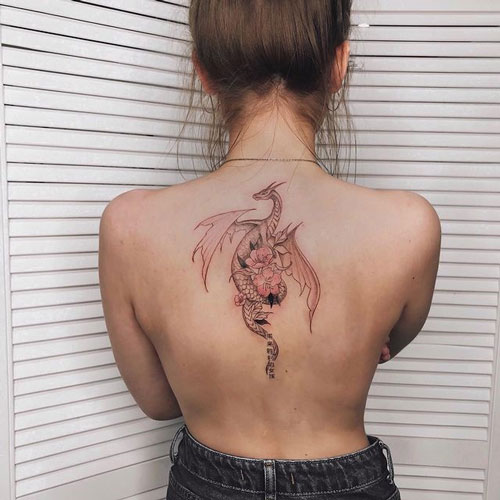 tatuaje dragon y flores