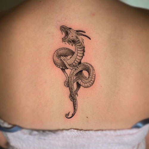 tatuaje en espalda dragón