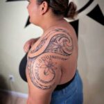 tatuaje en hombro polinesio