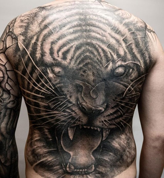 tatuaje en  la espalda de un tigre