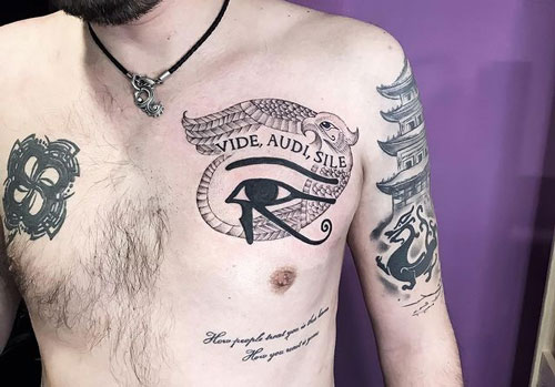 tatuaje en el pecho Ojo de Horus