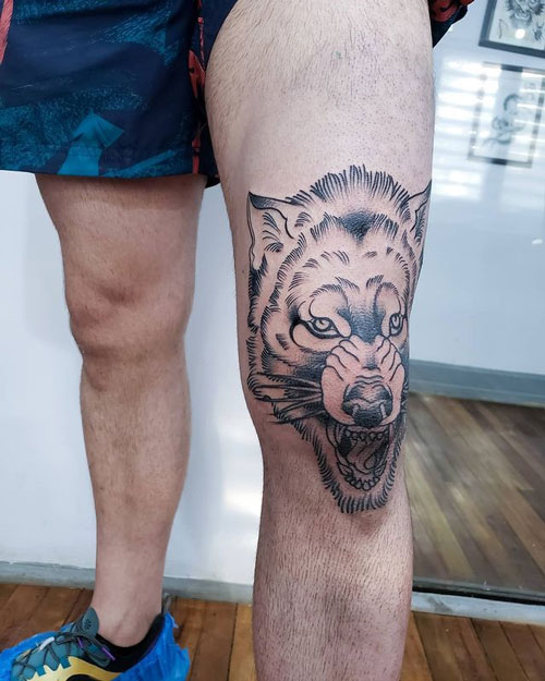 tatuaje de lobos en una pierna