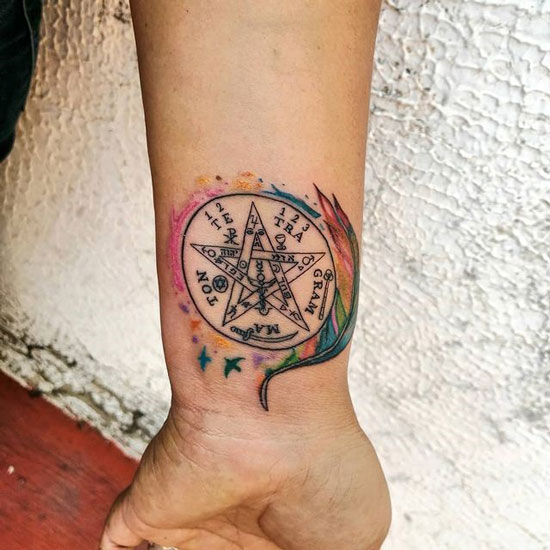 tatuaje estrella de pentagrama
