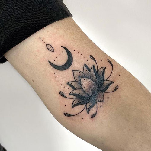 tatuaje flor de loto y la luna