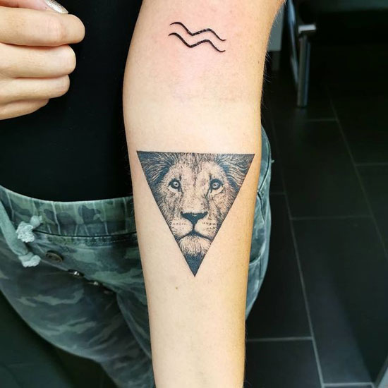 tattoo león triangulo