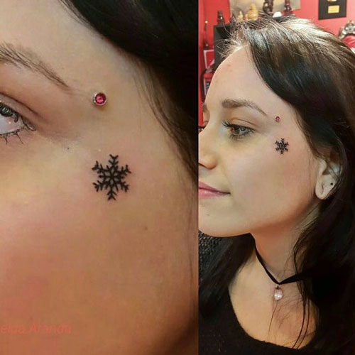 tatuaje lineas en cara