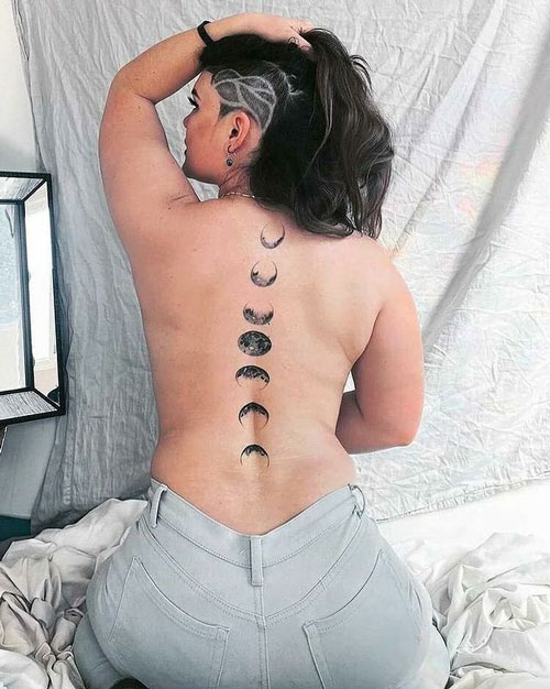 tatuaje de lunas en la espalda